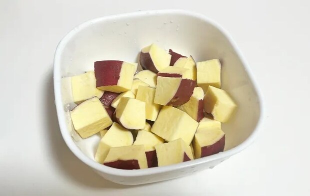 『大学芋餅』を作る写真（撮影：エニママ）