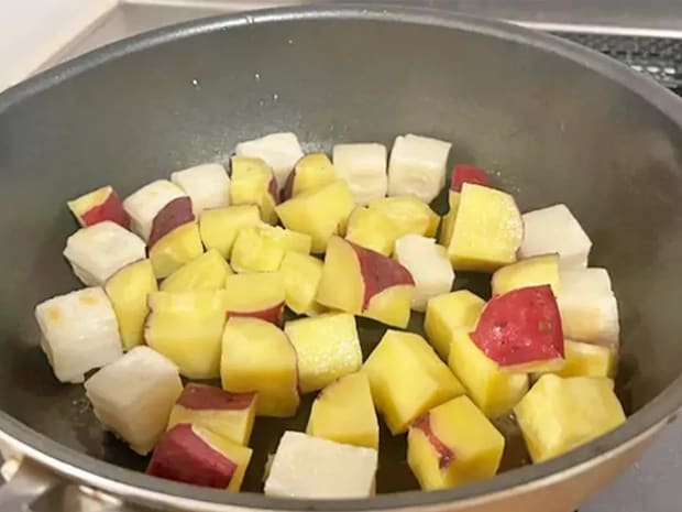 「おいしすぎて、次は倍量で作る!」 角切りにしたサツマイモと炒めたのは…?