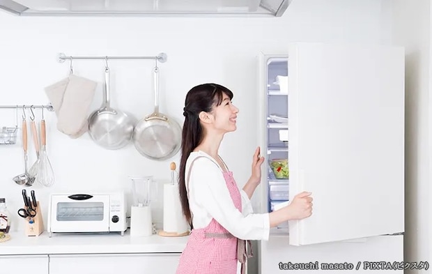 冷蔵庫と女性の写真