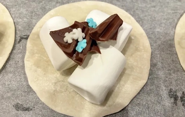 『餃子の皮のスイーツ』を作る写真（撮影：エニママ）