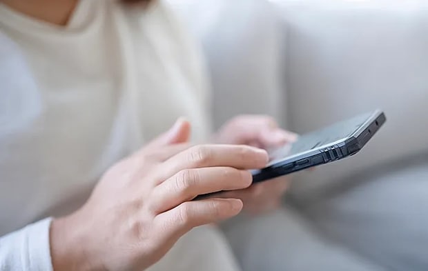 スマホを見る人の写真