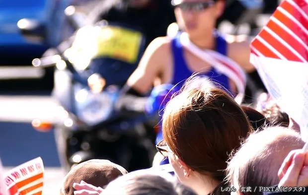 声援を送る人の写真