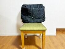 椅子にコートをかける時やってみて！　裾が床につかない『簡単テク』に「目からウロコ」