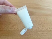 ハンドクリーム、持ち歩くのやめてた人へ　セリアの商品に詰め替えたら快適すぎ！