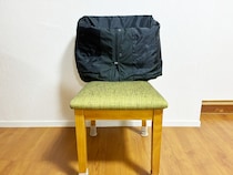 椅子にコートをかける時やってみて！　裾が床につかない『簡単テク』に「目からウロコ」