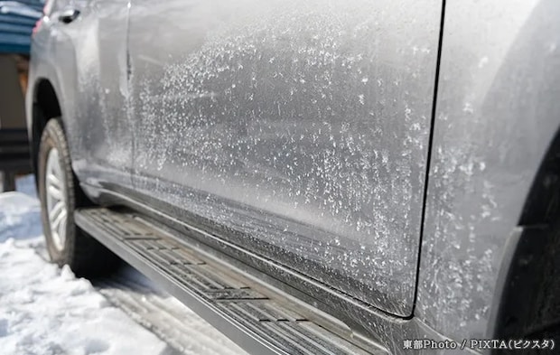 雪道を走った車の写真