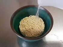 「もう鍋で作りません」　袋麺の調理法に「洗い物が減った」「天才すぎる」