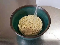 「もう鍋で作りません」　袋麺の調理法に「洗い物が減った」「天才すぎる」