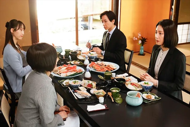 『夫に間違いありません』に出演する松下奈緒さんと余 貴美子さんが写る場面写真