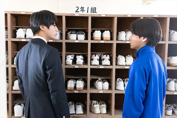 『夫に間違いありません』に出演する山﨑真斗さんと二井景彪さんが写る場面写真