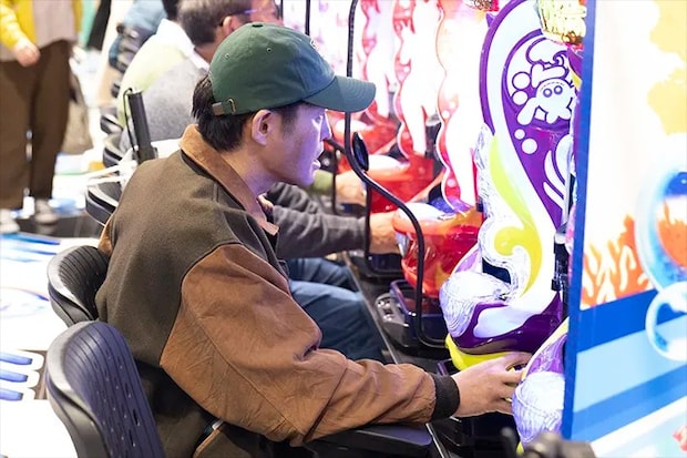 『夫に間違いありません』に出演する安田 顕さんが写る場面写真