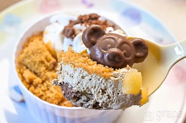 『キャラメルとチョコのアップルクランブルケーキ』の写真（撮影：grapeフード編集部）