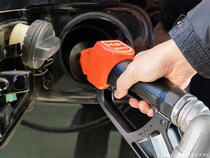 ガソリンは『満タン』にしない方がいい？　「燃費が悪くなる」は本当なのか