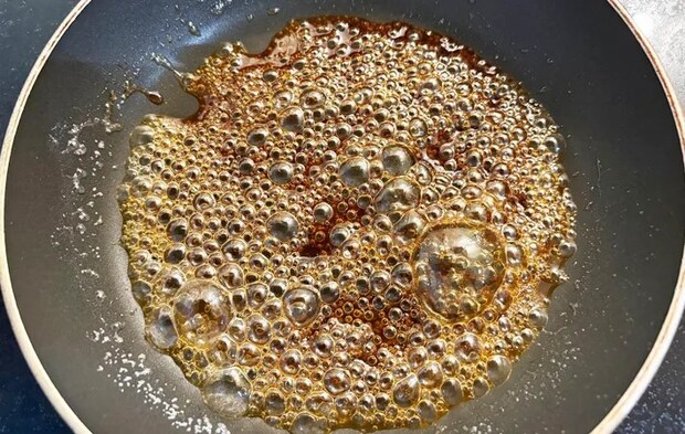 『飴餅』を作る写真（撮影：エニママ）