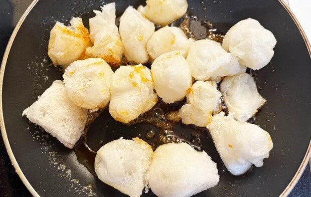 『飴餅』を作る写真（撮影：エニママ）