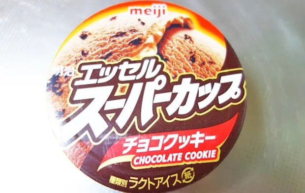 『明治 エッセル スーパーカップ チョコクッキー』の写真（撮影：エニママ）