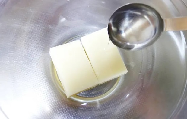 『スーパーカップ チョコ餅』を作る写真（撮影：エニママ）