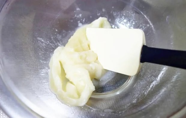 『スーパーカップ チョコ餅』を作る写真（撮影：エニママ）