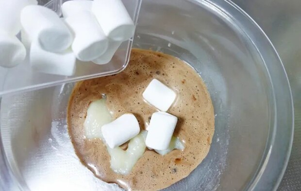 『スーパーカップ チョコ餅』を作る写真（撮影：エニママ）