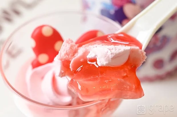 『ストロベリームース＆ピーチゼリー、スーベニアカップ付き』の写真（撮影：grapeフード編集部）