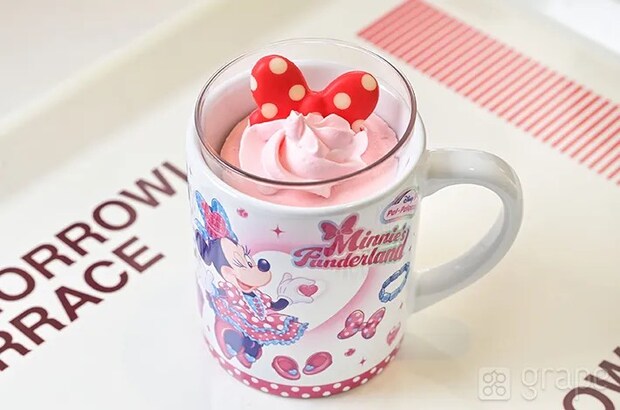 『ストロベリームース＆ピーチゼリー、スーベニアカップ付き』の写真（撮影：grapeフード編集部）