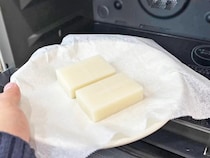 皿に1枚敷いてみて！　餅がべたつかないレンチン方法 に「洗うのラク！」