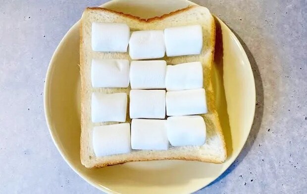 『マシュマロチーズトースト』を作る写真（撮影：エニママ）