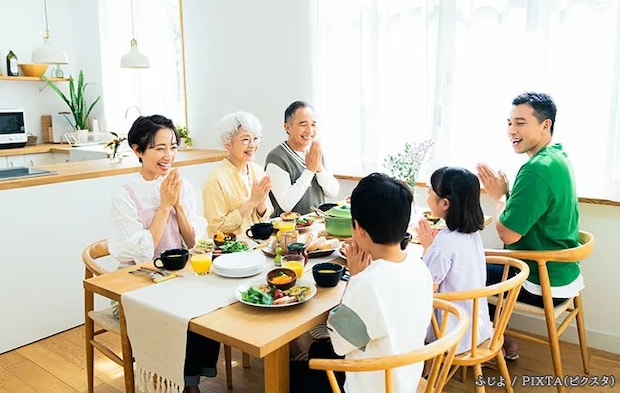 食事をする家族の写真