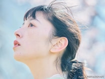 玄関先に舞った白い花びらはどこから？風が知らせる春の便り