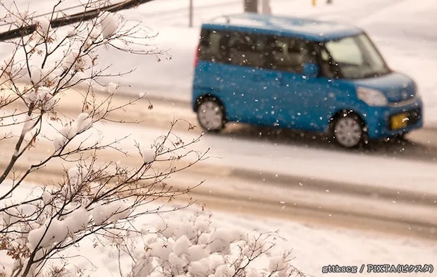 雪の積もった道路の写真