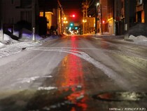 濡れてるように見える『黒い道路』、実はめちゃくちゃ危険！　JAFに聞いた運転のコツは？