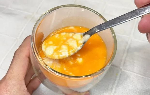 『野菜ジュースで作るれん乳スムージー風』を作る写真（撮影：キジカク）