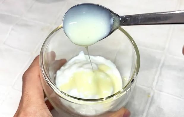 『野菜ジュースで作るれん乳スムージー風』を作る写真（撮影：キジカク）