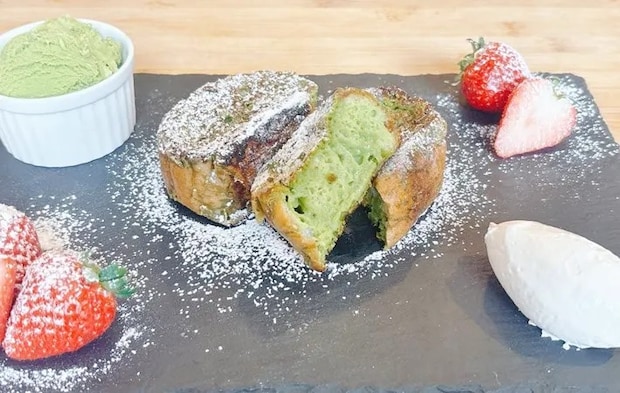 『抹茶アイスフレンチトースト』の完成写真（撮影：キジカク）