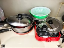 かさばる調理器具は『ブックエンド』で解決！　戸棚がスッキリする収納ワザに「悩みが一気に解消」