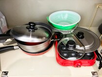 かさばる調理器具は『ブックエンド』で解決！　戸棚がスッキリする収納ワザに「悩みが一気に解消」