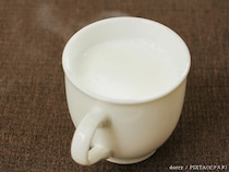 牛乳を温めたら入れてみて！『冷蔵庫にある調味料』を、ちょっと足すだけで…