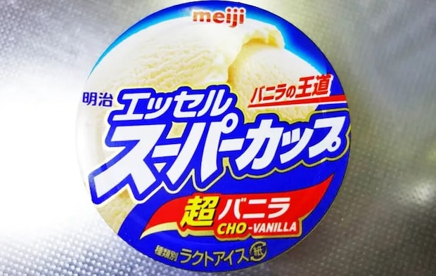 『明治 エッセル スーパーカップ 超バニラ』の写真（撮影：エニママ）