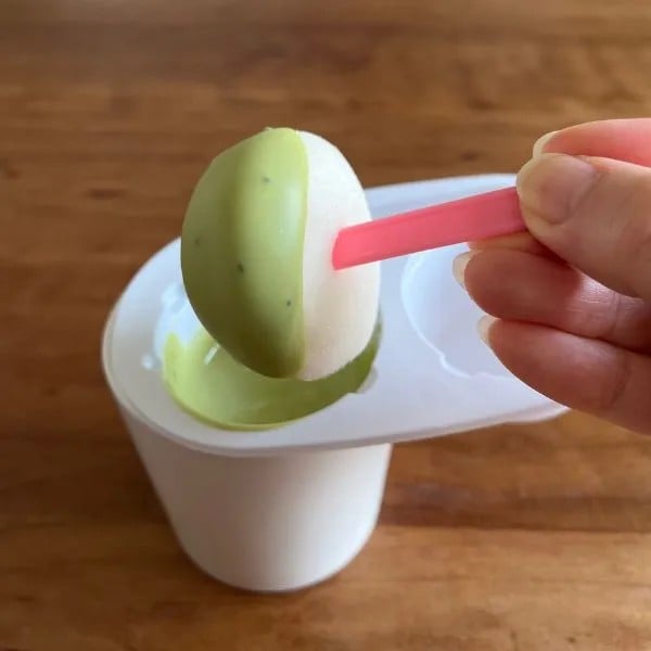 抹茶ホワイトチョコレートに『雪見だいふく』を絡めている様子（撮影：grapeフード編集部）