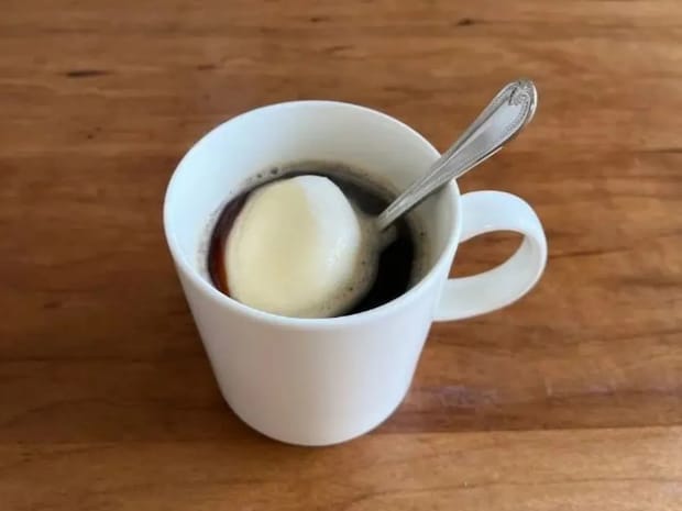 雪見だいふくを『熱いコーヒー』に落とすと…？　3分後の姿に声が出た！