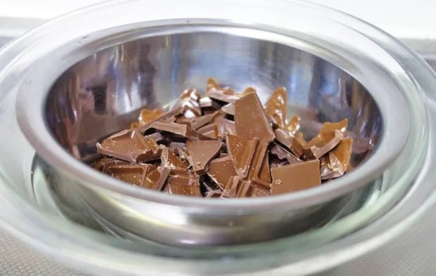 『水切りヨーグルト生チョコ』を作る写真（撮影：エニママ）