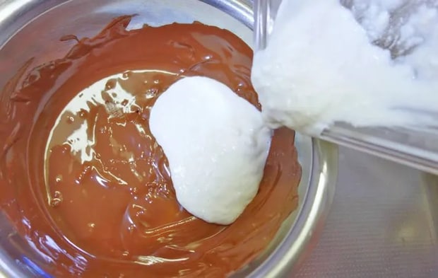 『水切りヨーグルト生チョコ』を作る写真（撮影：エニママ）