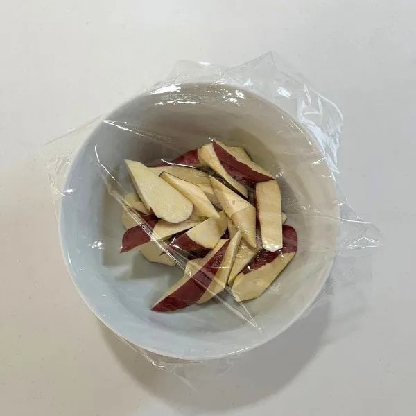 ラップをかけたサツマイモの写真（撮影：grapeフード編集部）