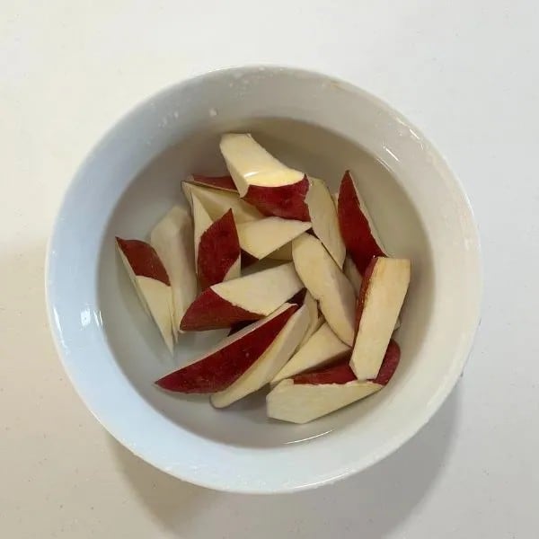 サツマイモを水に浸した写真（撮影：grapeフード編集部）