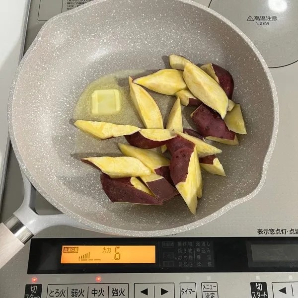 フライパンで加熱されたバターとサツマイモの写真（撮影：grapeフード編集部）