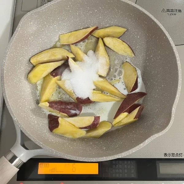 材料すべてをフライパンに加えた写真（撮影：grapeフード編集部）