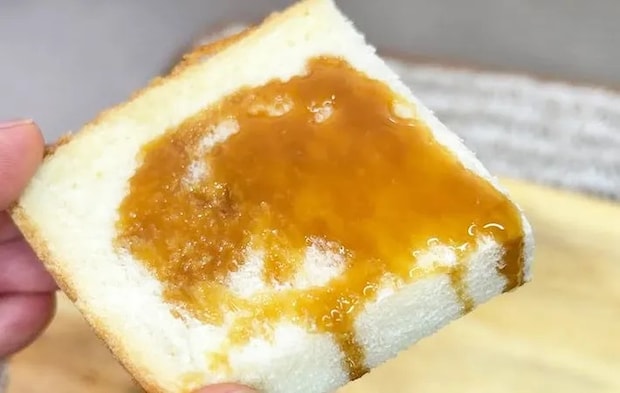 『パンにかけたキャラメル』の写真（撮影：キジカク）