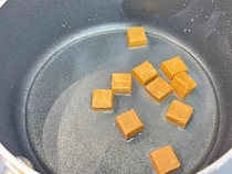 材料2つだけ！　簡単キャラメルソースに「食パンにかけたい」「濃厚」