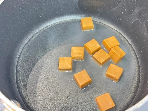 材料2つだけ！　簡単キャラメルソースに「食パンにかけたい」「濃厚」