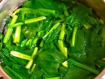 ほうれん草は切ってゆでる？そのまま？　試した結果に「甘みが違う」【管理栄養士監修】